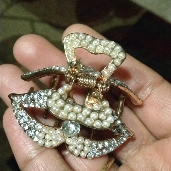 White Rhinestones and pearl gold butterfly clip - Picture 4 of 4